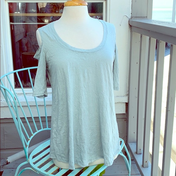 Chalet Tops - Crinkle cold shoulder top